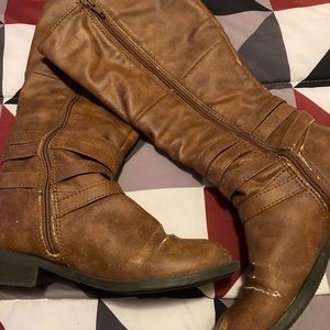 Used woman’s sizes 5 knee high boots